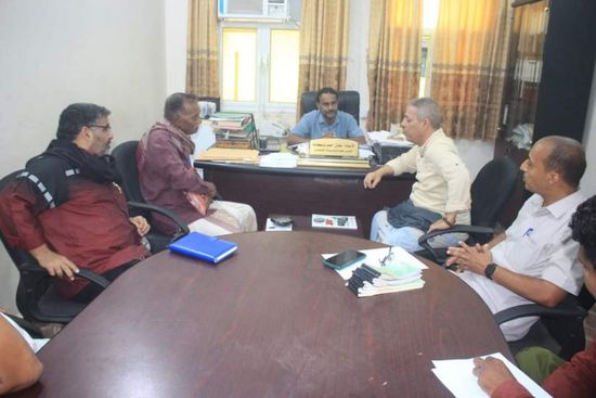 سلطة الشحر تبحث أسباب توقف العمل بالميناء