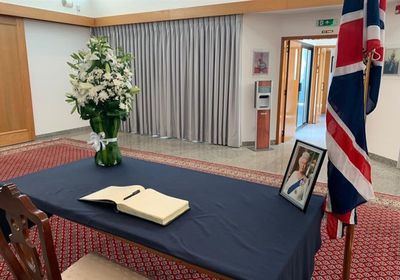 سفارة بريطانيا بالرياض تستقبل المعزين في وفاة إليزابيث