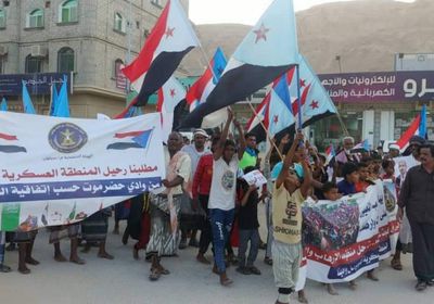 جماهير سيئون تندد بانتهاكات قوات المنطقة العسكرية الأولى