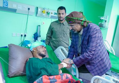 الرئيس الزُبيدي يطمئن على جرحى القوات الجنوبية (صور)