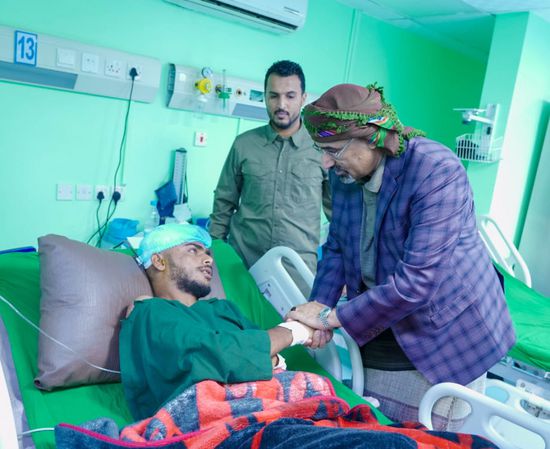 الرئيس الزُبيدي يطمئن على جرحى القوات الجنوبية (صور)