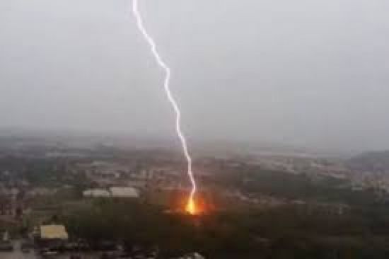 وفاة امرأة وطفلها بصاعقة في ردفان