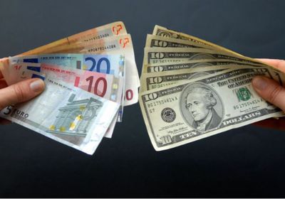 الباوند يتراجع أمام الدولار واليورو بالأسواق العالمية
