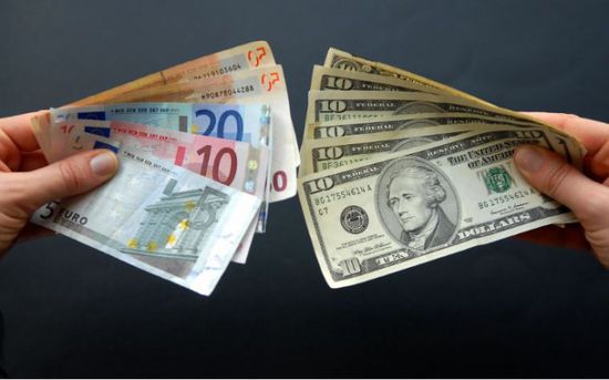 الباوند يتراجع أمام الدولار واليورو بالأسواق العالمية