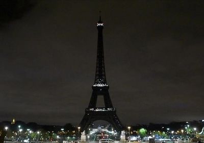 معالم باريس بدون إضاءة بسبب أزمة الطاقة
