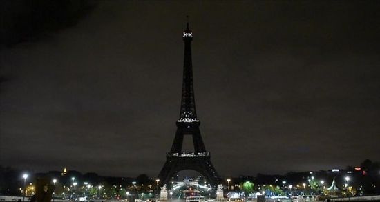 معالم باريس بدون إضاءة بسبب أزمة الطاقة