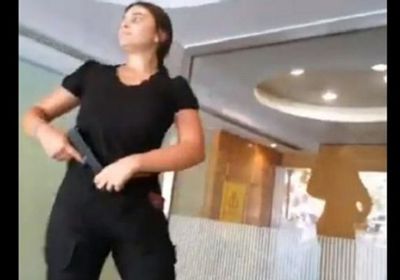 بالفيديو.. امرأة مسلحة تحتجز رهائن في بنك بلبنان