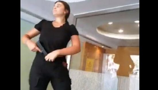 بالفيديو.. امرأة مسلحة تحتجز رهائن في بنك بلبنان