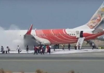 اندلاع حريق بطائرة هندية في مطار مسقط (فيديو)