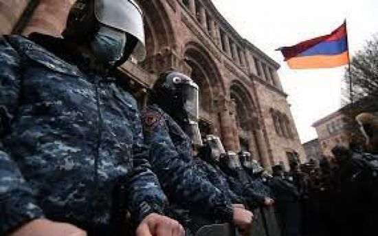 نواب معارضون يطالبون بإقالة رئيس الحكومة الأرمينية
