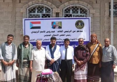 انتقالي شبوة يوزع 2200 حقيبة مدرسية على أبناء الشهداء