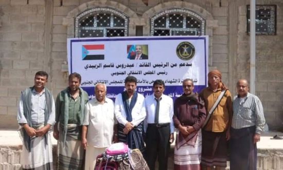 انتقالي شبوة يوزع 2200 حقيبة مدرسية على أبناء الشهداء