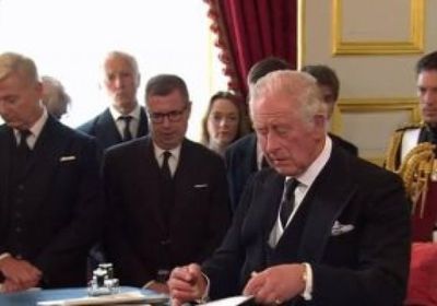 تشارلز الثالث يقدم الشكر لموظفي خدمات الطوارئ البريطانية