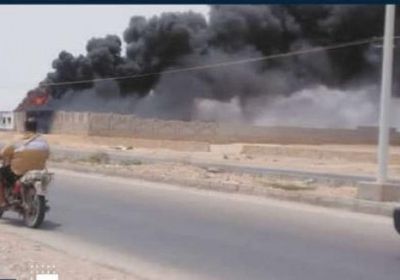 اشتعال النيران بخزانات وقود مصنع تعليب أسماك بالشحر