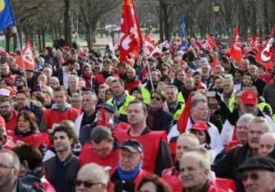 آلاف الفرنسيين يتظاهرون للمطالبة بالانسحاب من الناتو