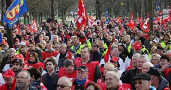 آلاف الفرنسيين يتظاهرون للمطالبة بالانسحاب من الناتو