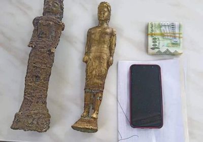 نقطة للواء شبام تضبط قطع أثرية ذهبية وبرونزية 