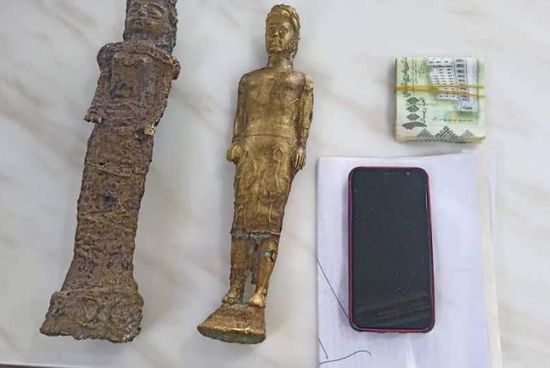 نقطة للواء شبام تضبط قطع أثرية ذهبية وبرونزية 