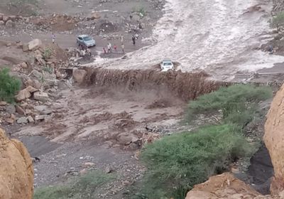 غرق طفلة وفقدان آخرين.. السيول تجرف سيارة بضواحي الحبيلين