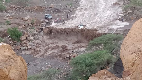 غرق طفلة وفقدان آخرين.. السيول تجرف سيارة بضواحي الحبيلين