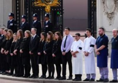 موظفو قصر باكنجهام يصطفون لوداع الملكة