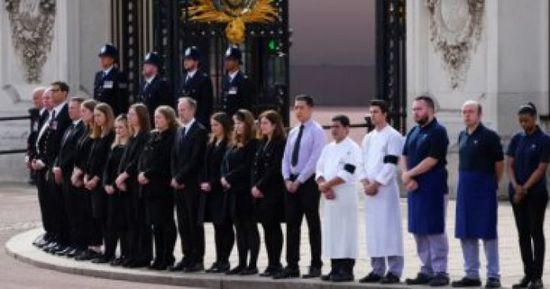 موظفو قصر باكنجهام يصطفون لوداع الملكة