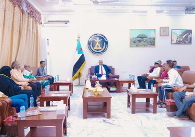 الرئيس الزُبيدي يطالب المعلمين بـ "تقدير متبادل" للظروف الاستثنائية