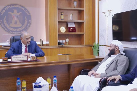 الزبيدي يبحث تمكين "الأوقاف" من استعادة أراضيها