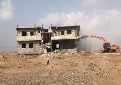 يعترض الطريق العام.. إزالة مبنى مخالف في البريقة