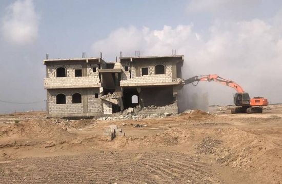 يعترض الطريق العام.. إزالة مبنى مخالف في البريقة