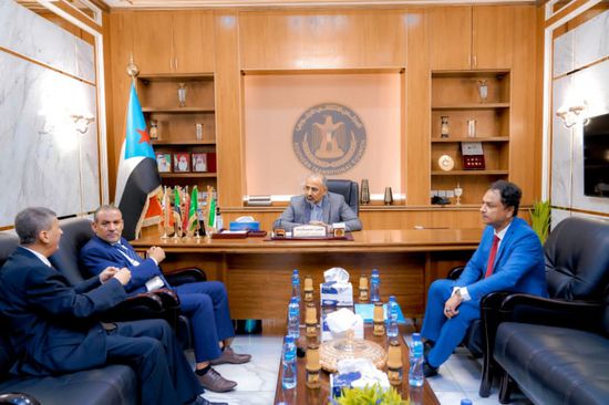 اجتماع للرئيس الزبيدي يكشف الإعداد لمؤتمر استثماري بالجنوب