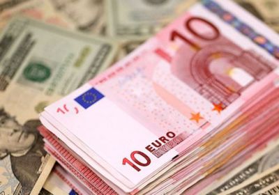 الإسترليني واليورو يتراجعان لأدنى مستوى أمام الدولار