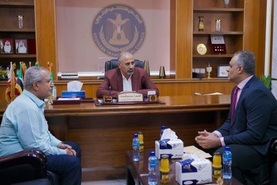 الرئيس الزُبيدي يطلب من صندوق الجسور سرعة تأهيل شبكة الطرق