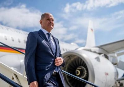 في مستهل جولة خليجية.. المستشار الألماني يصل السعودية