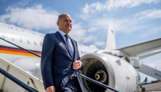 في مستهل جولة خليجية.. المستشار الألماني يصل السعودية