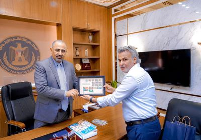 الزُبيدي يشهد إشهار كتاب "طوابع الجنوب البريدية"