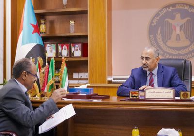 الزُبيدي يطالب بتهيئة البيئة الجاذبة للاستثمار في المنطقة الحرة بعدن