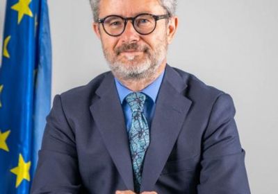 مونويرا يسلم العليمي دعوة لزيارة بروكسل