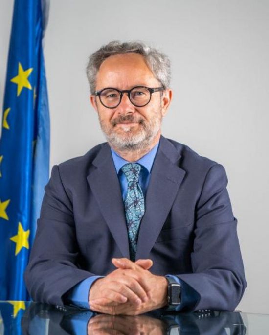 مونويرا يسلم العليمي دعوة لزيارة بروكسل