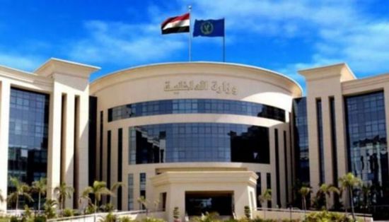سيدة مصرية تلقي بطفليها من الشرفة لـ"ضيق الحال"