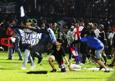وفاة 127 شخصًا في أعمال شغب خلال مباراة كرم قدم بإندونيسيا