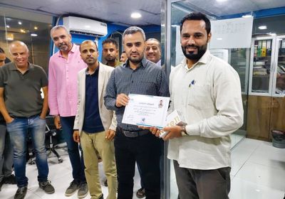 الشيخ يكرم المحرمي بدرع الموظف المثالي بقطاع الإذاعة والتلفزيون