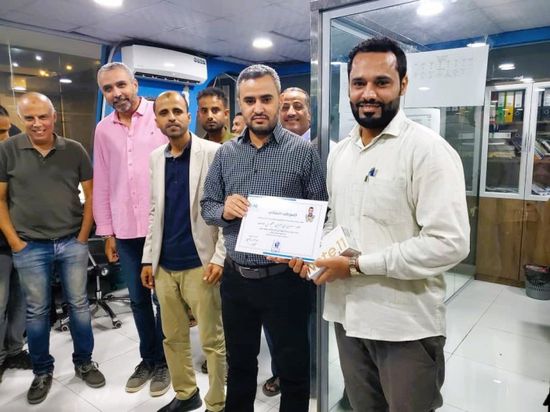 الشيخ يكرم المحرمي بدرع الموظف المثالي بقطاع الإذاعة والتلفزيون