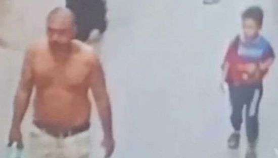 جريمة بشعة.. بلطجي يقطع يد جاره ويعتدي على أمه في دمياط بمصر (فيديو)