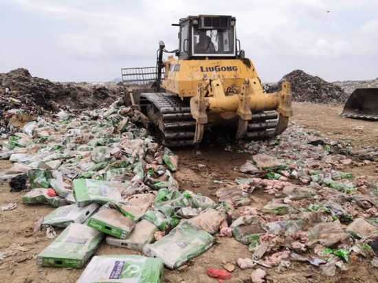 إتلاف شحنة دجاج فاسدة واردة من أوكرانيا