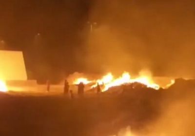 محتجون يشعلون النار في مبنى محافظة ذي قار بالعراق