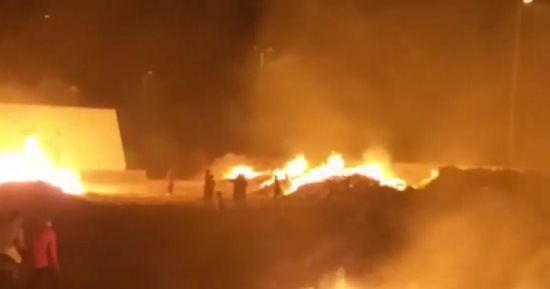 محتجون يشعلون النار في مبنى محافظة ذي قار بالعراق