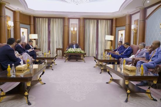 الرئيس الزُبيدي يدق ناقوس الخطر.. ماذا لو صمت العالم على إجرام الحوثي؟