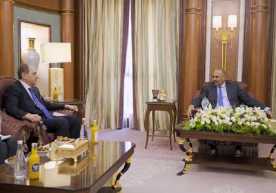 الرئيس الزُبيدي يلوح برد حاسم على أي تصعيد حوثي