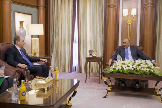 الرئيس الزُبيدي يلوح برد حاسم على أي تصعيد حوثي